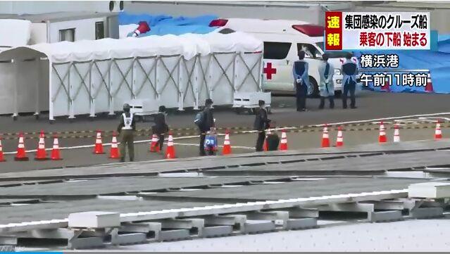 当地时间19日上午11时，“钻石公主”号邮轮的部分乘客开始下船。图片来源：日本放送协会（NHK）视频截图。