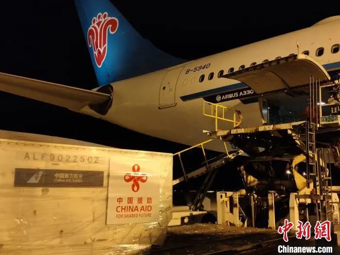 3月23日，中国向东盟国家派遣首支抗疫医疗队。图为一批医疗物资在上海浦东机场装上包机。南方航空供图