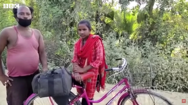 印度女孩千里骑行载父返乡 印议员:被逼的
