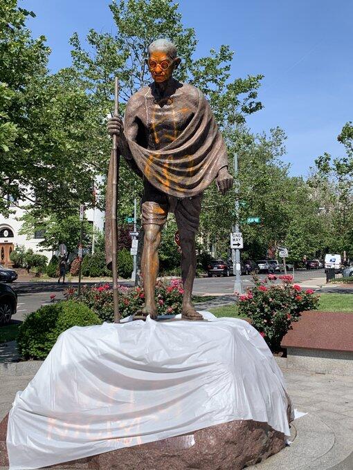 美抗议者破坏甘地雕像 用油漆涂