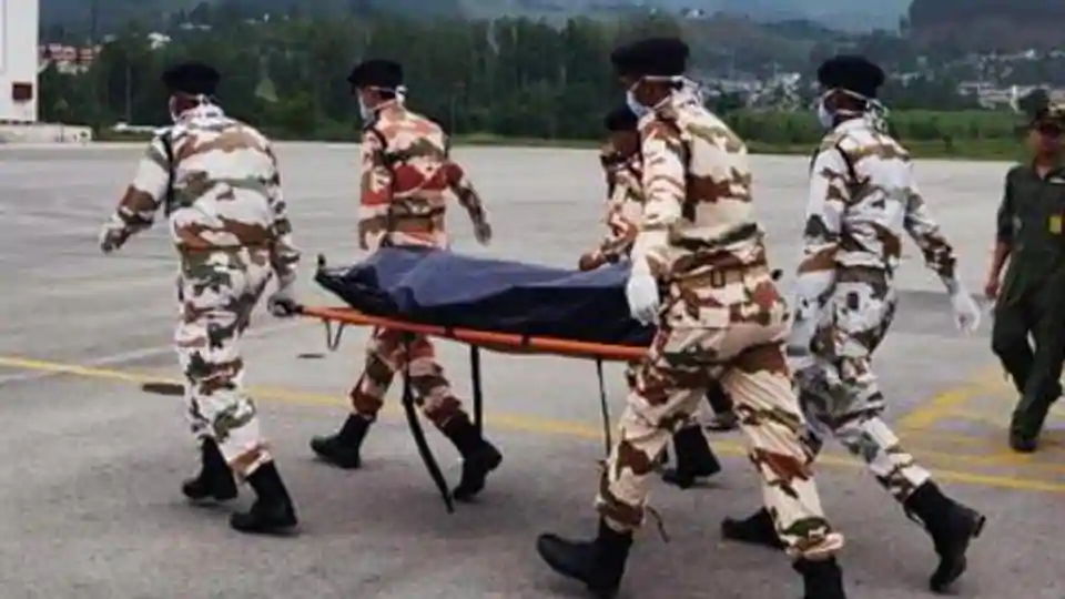 itbp-personnel-carrying-mountaineer-dead-body-of_0735ce56-b3d6-11ea-8315-f58cec6734ed.jpg
