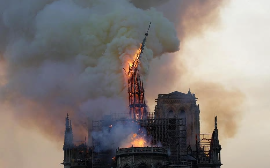 法国总统马克龙同意巴黎圣母院塔尖原样重建