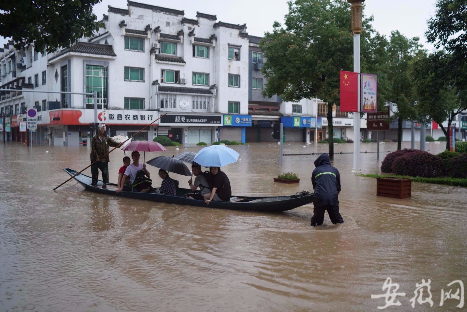 安徽歙县内涝严重 当地紧急处置用小船接送考生