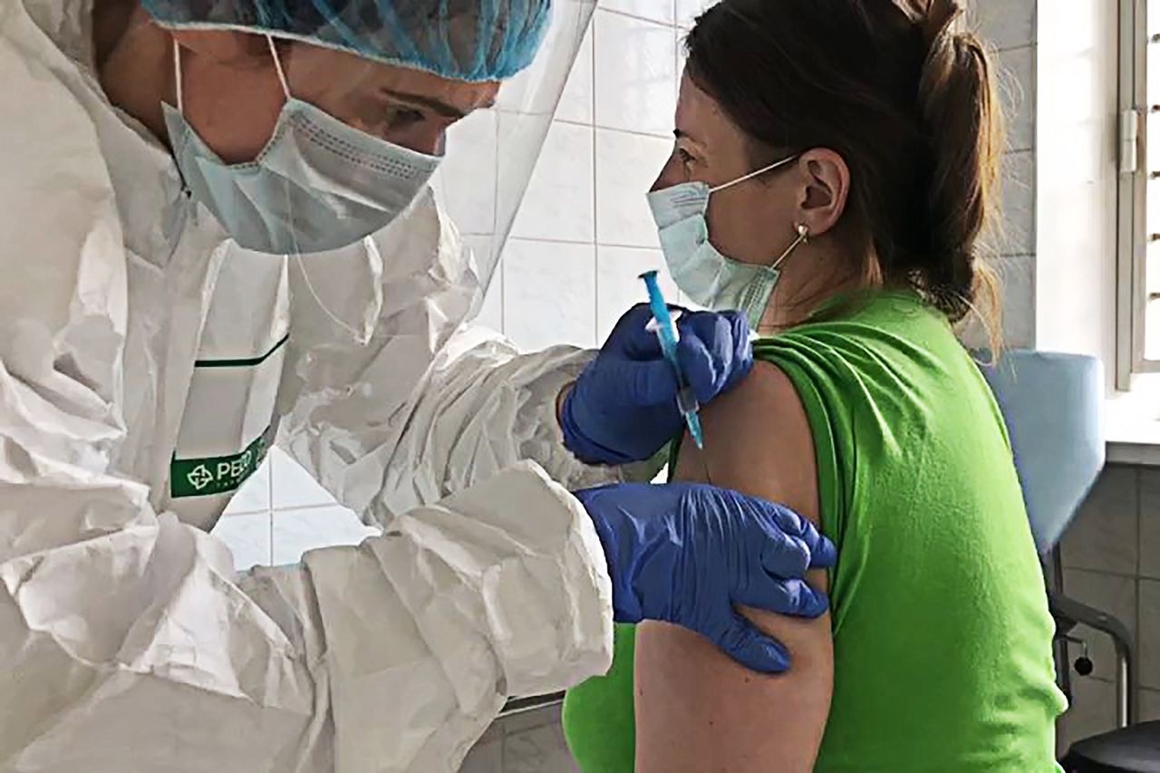 俄卫生部长：10月开始大规模接种新冠疫苗，医生和老师首批