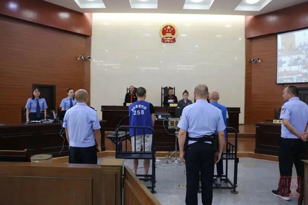 人民法院依法对一起充当黑恶势力"保护伞"案件公开宣判,被告人罗某某