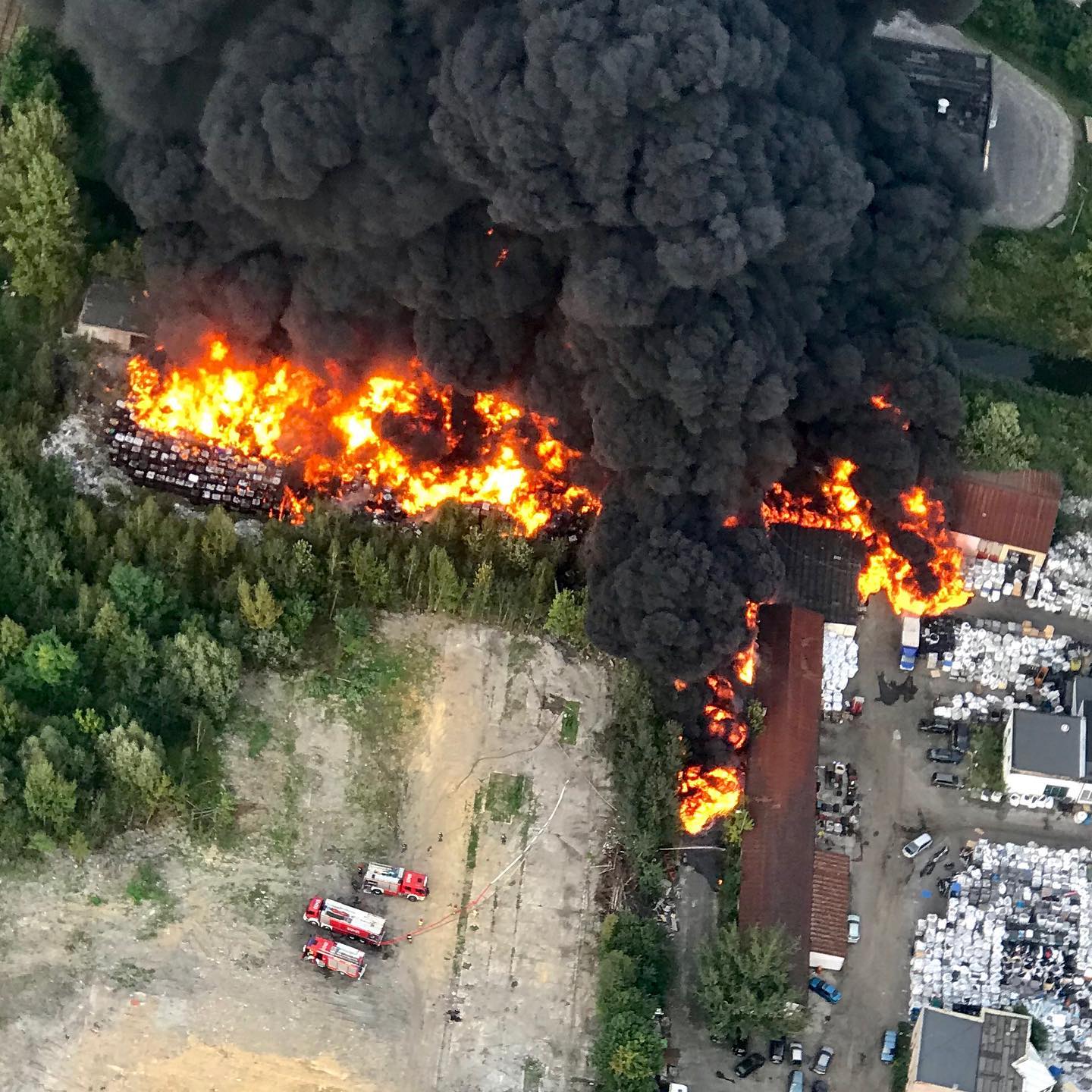 波兰一疑似化学废物贮存场发生火灾，着火面积约8千平方米
