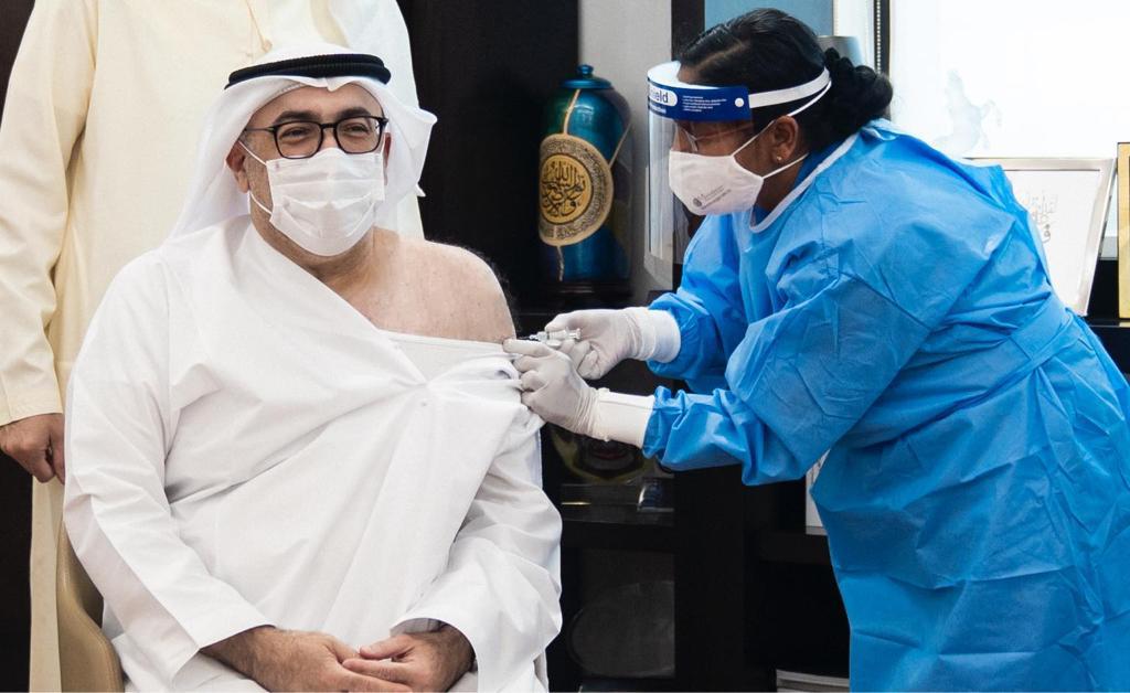 现场！阿联酋卫生部长接种中国新冠疫苗
