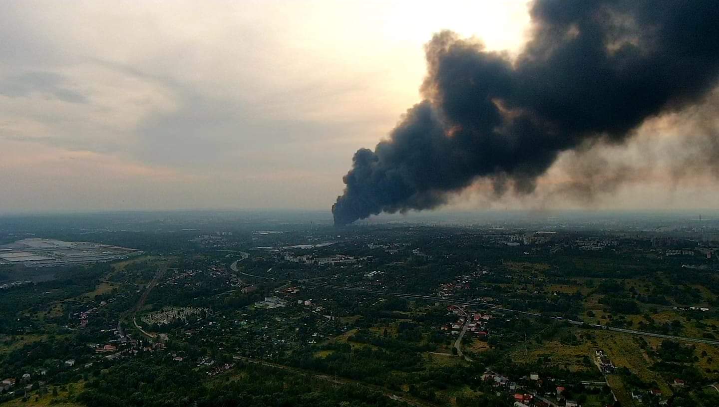 波兰一疑似化学废物贮存场发生火灾，着火面积约8千平方米