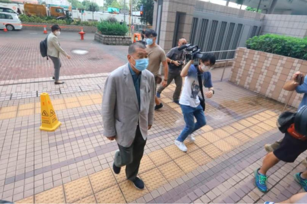 香港警方今晨搜查黎智英名下办公室,带走一批证物