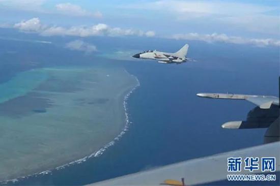 中国空军对南海岛礁进行巡航。图|新华社