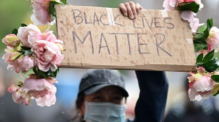  弗洛伊德的死引发了针对种族主义和警察杀害美国黑人的大规模抗议活动图片：法新社