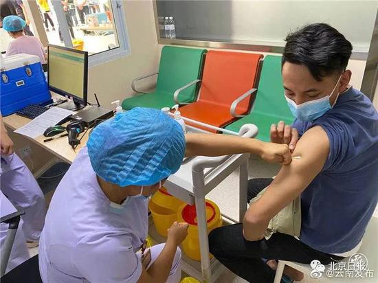 瑞丽大规模接种疫苗