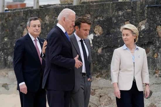  当地时间2021年6月11日，英国康沃尔，G7峰会举行。图为法国总统马克龙和美国总统拜登。/IC Photo