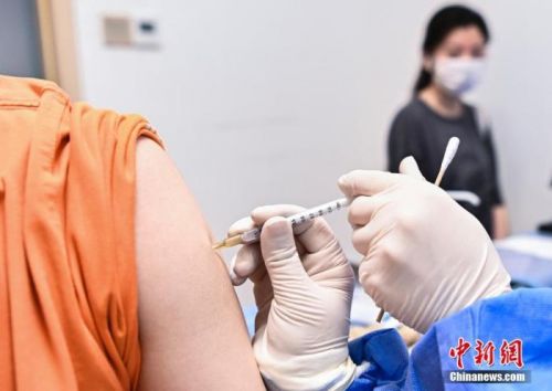6月9日，广东省广州市，市民在祈福医院新冠疫苗接种点接种疫苗。 <a target='_blank' href='http://www.chinanews.com/'>中新社</a>记者 陈骥旻 摄 