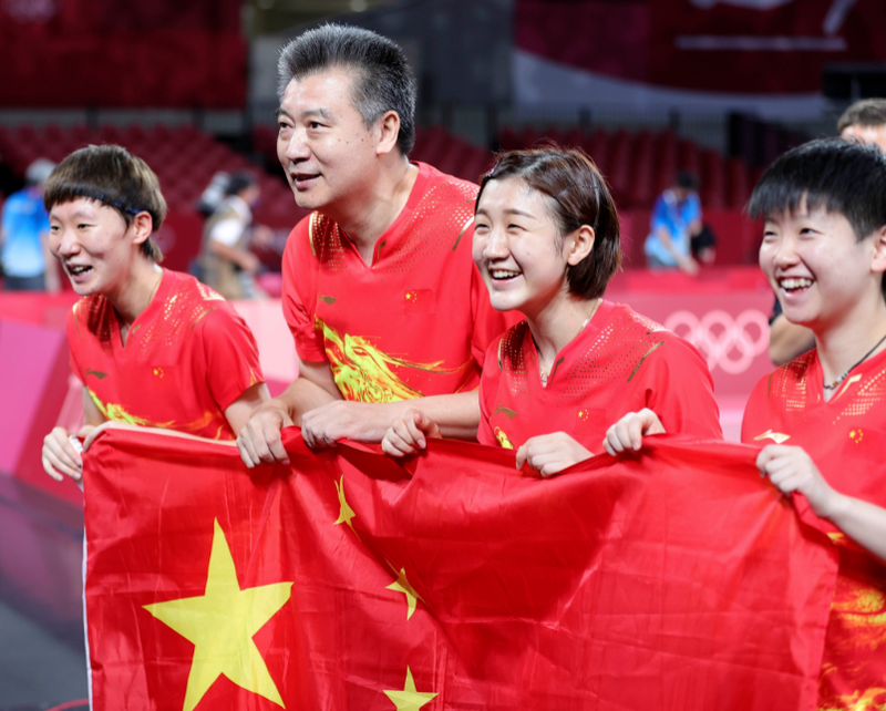 中国女乒主教练李隼与三个弟子一起庆祝团体夺冠。图/新华社