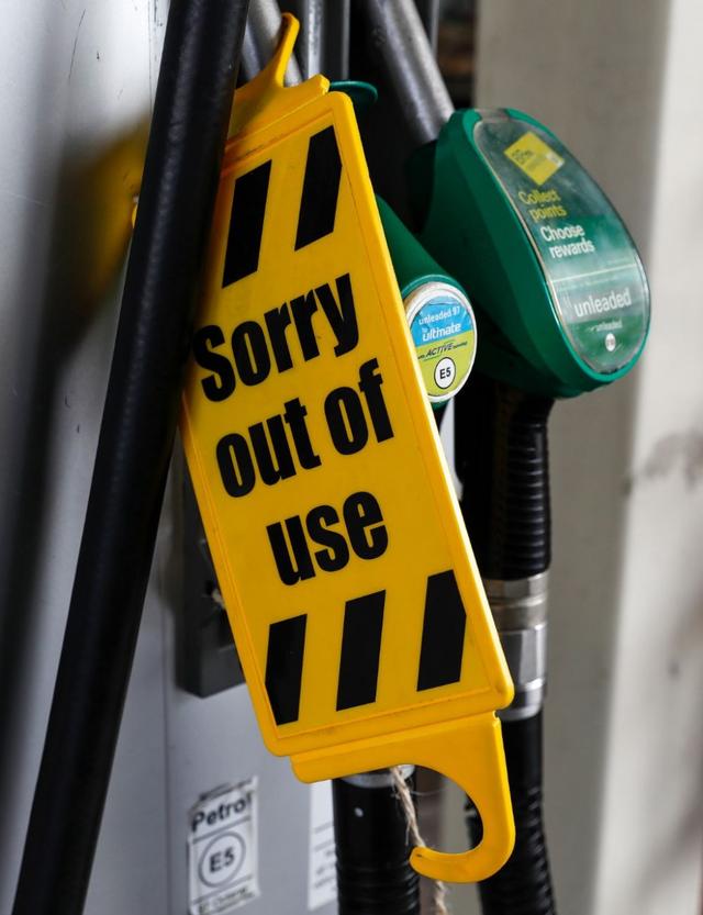 这是9月27日在英国伦敦一家加油站拍摄的暂停使用的油枪。（新华社记者韩岩摄）