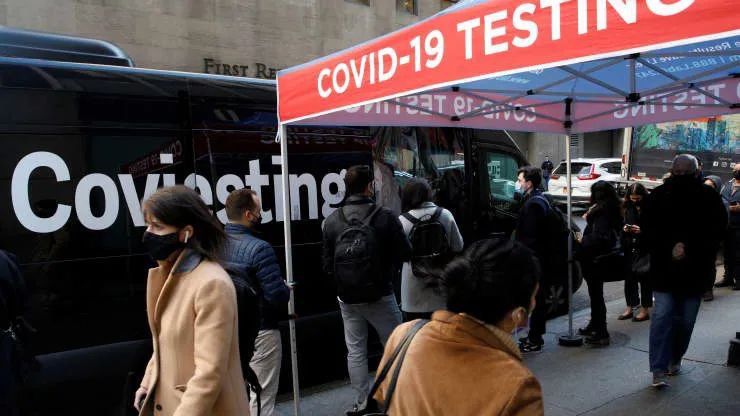 2021年12月14日，在美国纽约市的临时检测中心，人们排队接受COVID-19检测。Brendan McDermid |路透社