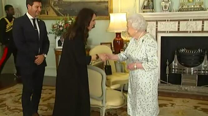新西兰总理首次拜见英国女王 将在国宴上致词