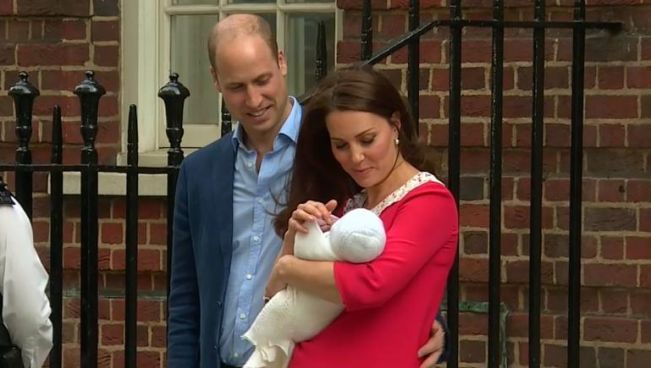 凯特王妃产后与威廉王子怀抱小王子亮相