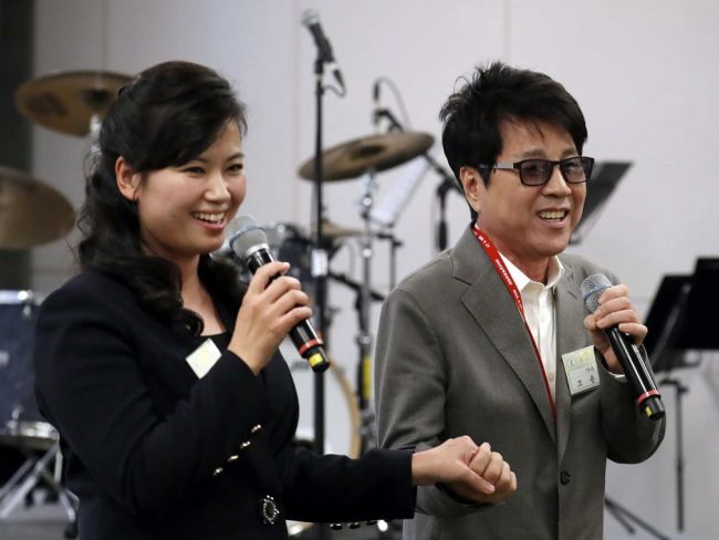 朝韩首脑晚宴现场花絮 玄松月黑色短裙登台表演