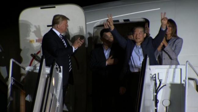 特朗普夫妇深夜到机场迎接被朝鲜扣押的人质回国