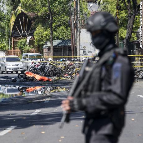 印尼3座教堂接连发生自杀式袭击 袭击者来自同一家庭