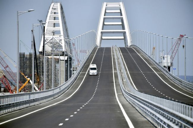 “欧洲第一桥”落成剪彩 普京亲自驾车出席 波罗申科抗议