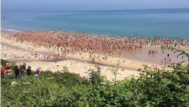 爱尔兰2000名女性创下集体海滩裸浴的记录
