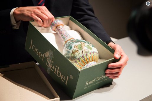 一支清代的花瓶被拍出1900万美元