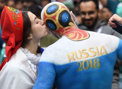 俄议员鼓励俄罗斯女性与各国球迷谈恋爱、生孩子