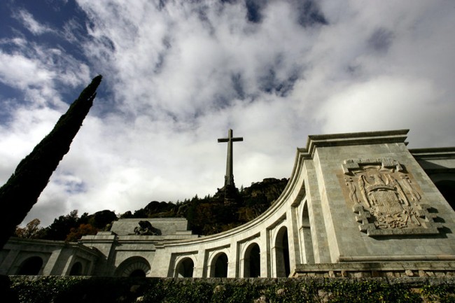 西班牙独裁者佛朗哥将被掘墓迁尸 墓地将成“和解”之地