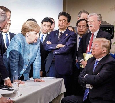 G7峰会上特朗普向默克尔扔糖果
