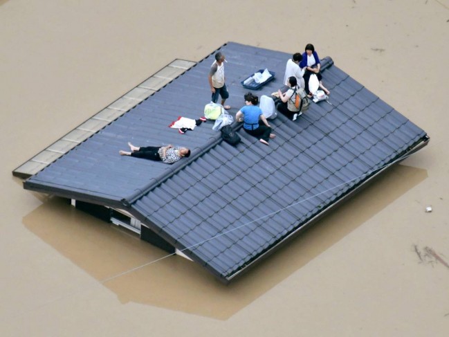 日本暴雨引发洪水 已致上百人死亡