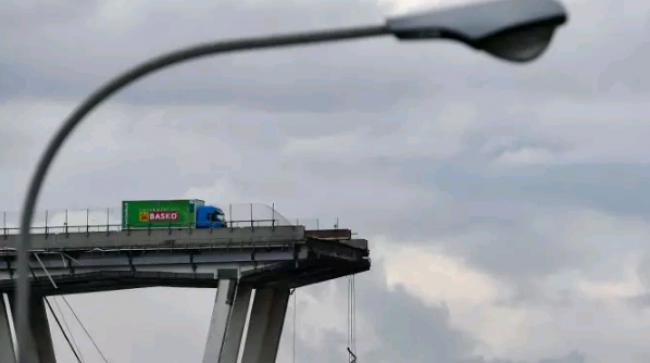 意大利高架桥雨中垮塌 至少35人遇难