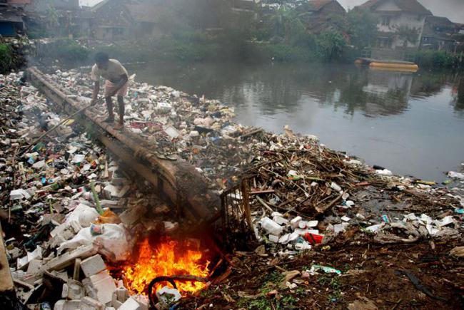 印尼订目标治理“世界最脏河” 欲还芝塔龙河清白