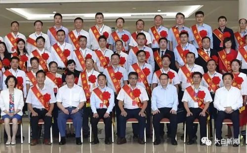 这些省委书记合影不要"C位",有人让个座引资15亿