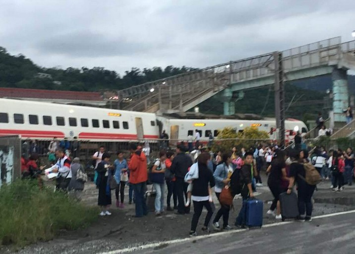 台铁事故已致18死171伤 列车自日本引进、能转弯不减速