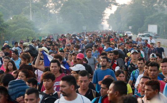 五千洪都拉斯移民强行冲破边境涌向美国