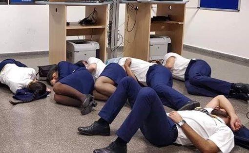 空姐摆拍睡地板照片被公司开除