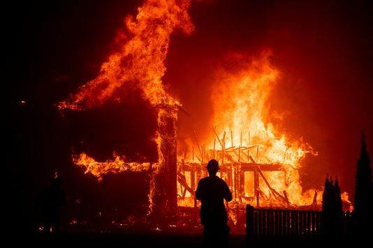 美国加州爆发山火 过火面积达3万英亩