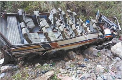 印度北阿肯德邦公共汽车坠谷　至少14人死亡