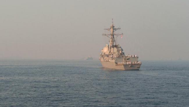 美国一艘军舰通过日俄争议海域