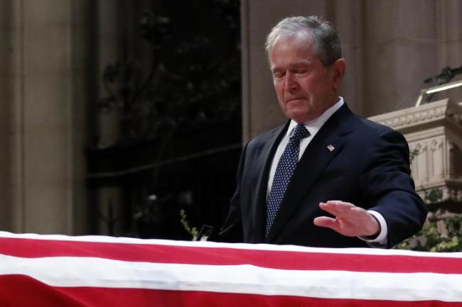 老布什国葬：小布什笑泪交织哽咽与父告别