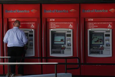 英国蠢贼抢劫ATM机 使用燃气罐却误伤同伙