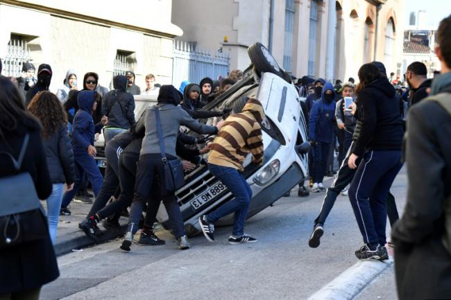 巴黎迎危险周末！法国警方出动8千警员、十几辆装甲车