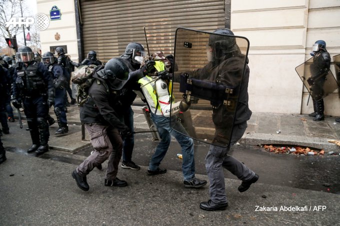 法国“黄背心”骚乱不减！被逮捕人数升至1723名