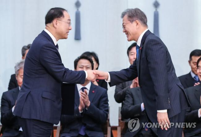 韩候任经济首长获总统任命状明履新就任