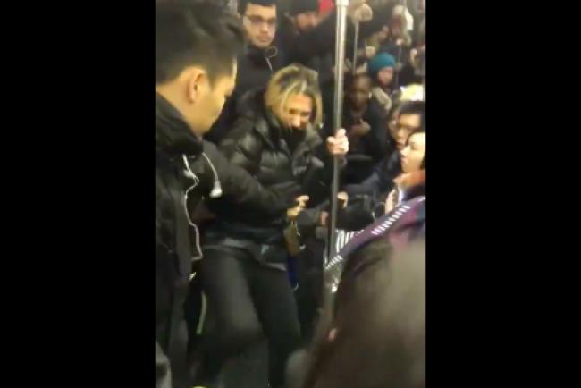 纽约地铁一名女子用伞袭击乘客
