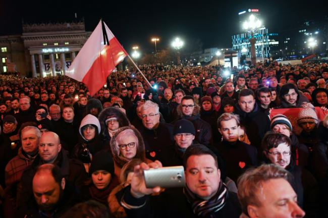 被刺波兰市长逝世 数千市民上街游行