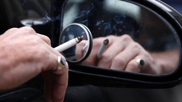 在有儿童的车内吸烟，在新西兰马上就要不合法了！